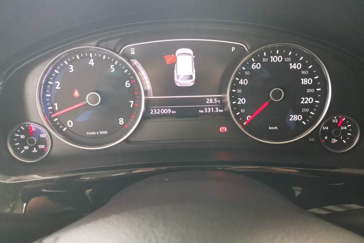 Used Volkswagen Touareg 2017 3.0 TSI Touareg Model Odometer Close Up