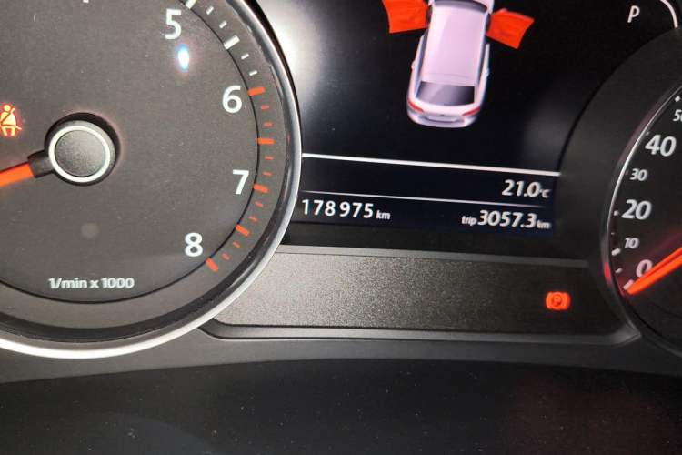 Used Volkswagen Touareg 2017 3.0 TSI Touareg Model Odometer Close Up