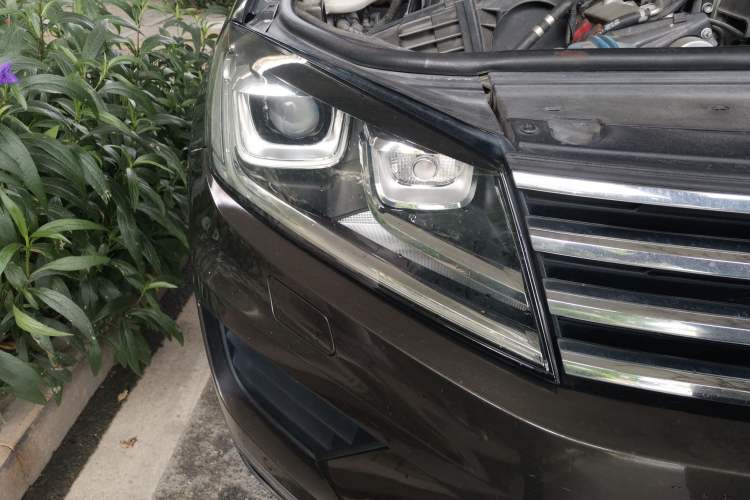 Used Volkswagen Touareg 2017 3.0 TSI Touareg Model Right Front Headlight