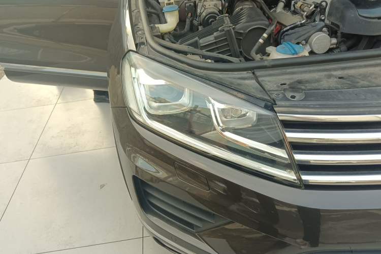 Used Volkswagen Touareg 2017 3.0 TSI Touareg Model Right Front Headlight