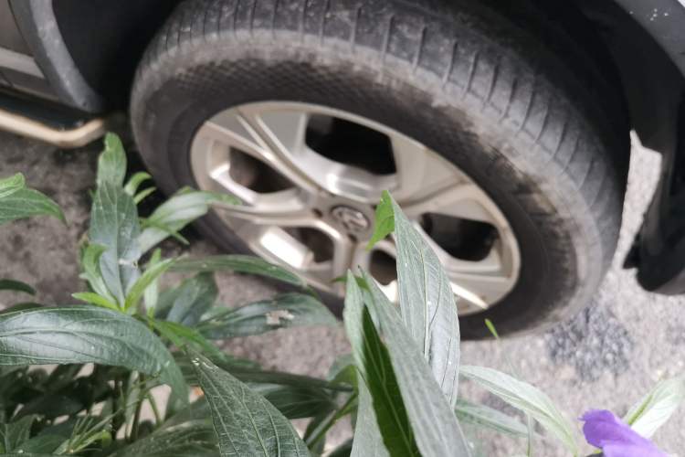 Used Volkswagen Touareg 2017 3.0 TSI Touareg Model Right Front Wheel Hub