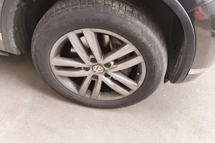 Used Volkswagen Touareg 2017 3.0 TSI Touareg Edition Right Front Wheel Hub