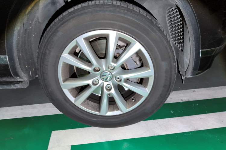 Used Volkswagen Touareg 2017 3.0 TSI Touareg Model Right Front Wheel Hub