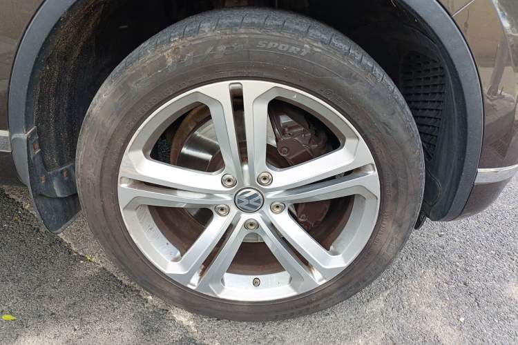 Used Volkswagen Touareg 2017 3.0 TSI Touareg Model Right Front Wheel Hub