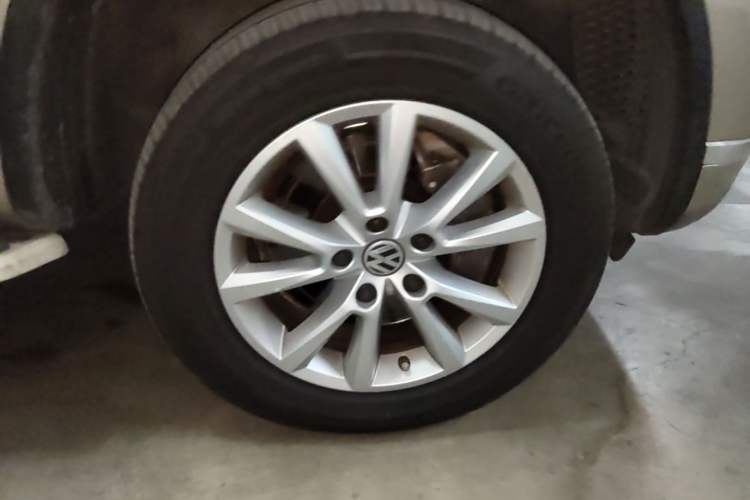 Used Volkswagen Touareg 2017 3.0 TSI Touareg Model Right Front Wheel Hub