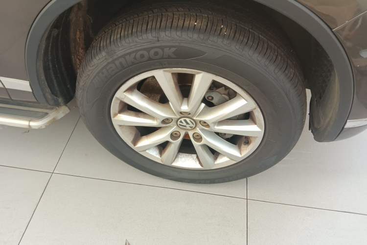 Used Volkswagen Touareg 2017 3.0 TSI Touareg Model Right Front Wheel Hub