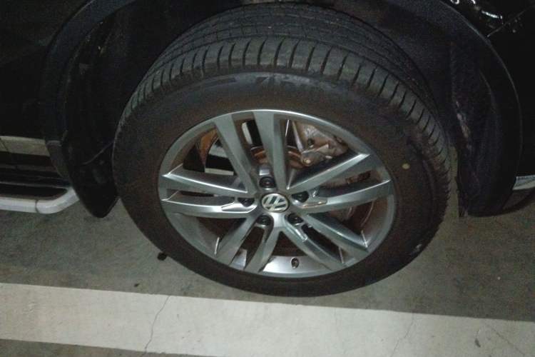 Used Volkswagen Touareg 2017 3.0 TSI Touareg Edition Right Front Wheel Hub