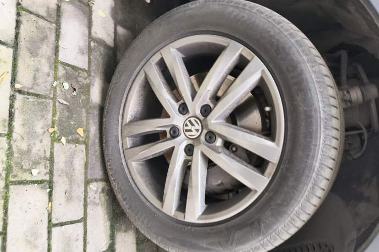 Used Volkswagen Touareg 2017 3.0 TSI Touareg Edition Right Front Wheel Hub