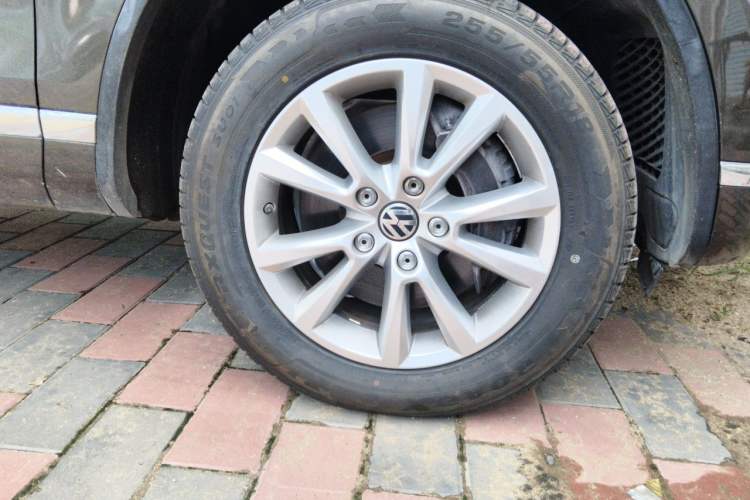 Used Volkswagen Touareg  Right Front Wheel Hub
