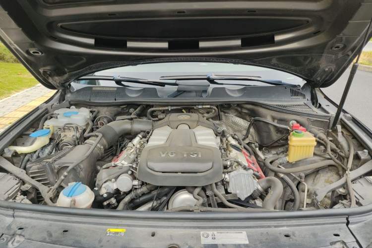 Used Volkswagen Touareg 2017 3.0 TSI Touareg Model Engine Bay