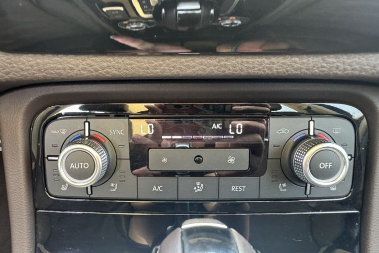 Used Volkswagen Touareg 2017 3.0 TSI Touareg Model Interior 4