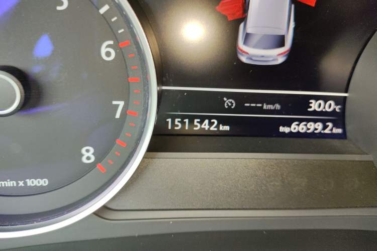 Used Volkswagen Touareg 2017 3.0 TSI Touareg Model Odometer Close Up