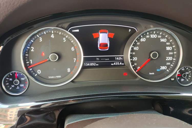 Used Volkswagen Touareg 2017 3.0 TSI Touareg Edition Odometer Close Up