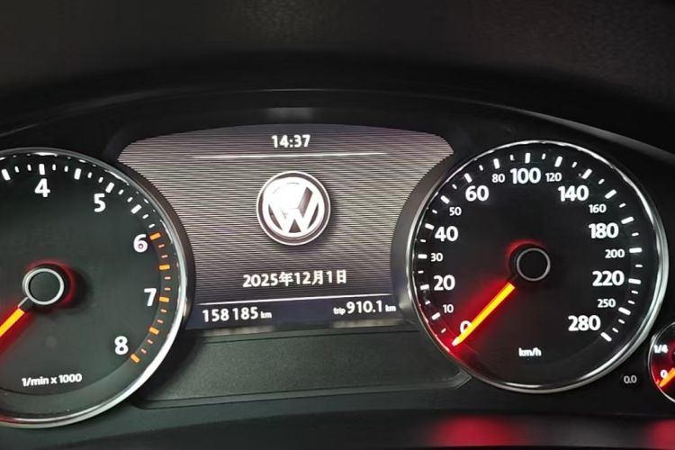 Used Volkswagen Touareg 2017 3.0 TSI Touareg Model Odometer Close Up