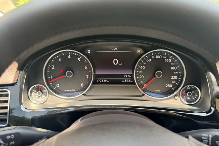 Used Volkswagen Touareg 2017 3.0 TSI Touareg Model Odometer Close Up