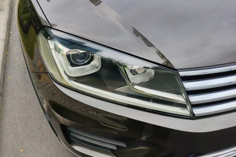 Used Volkswagen Touareg 2017 3.0 TSI Touareg Model Right Front Headlight