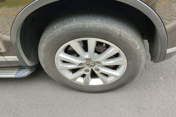 Used Volkswagen Touareg 2017 3.0 TSI Touareg Model Right Front Wheel Hub