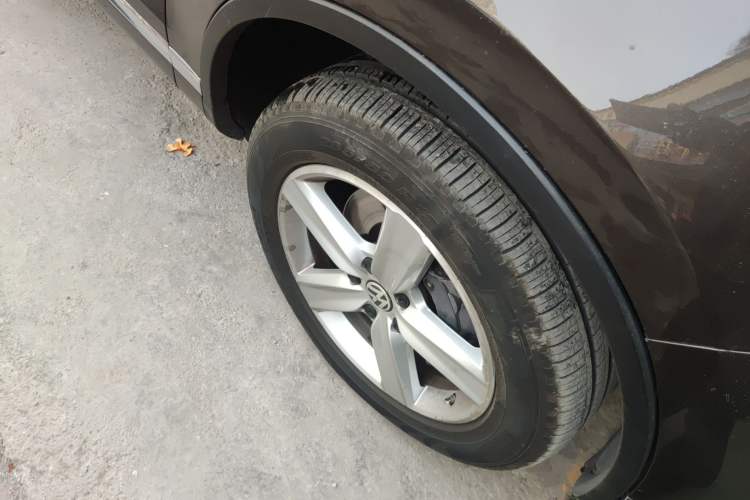 Used Volkswagen Touareg 2017 3.0 TSI Touareg Edition Right Front Wheel Hub