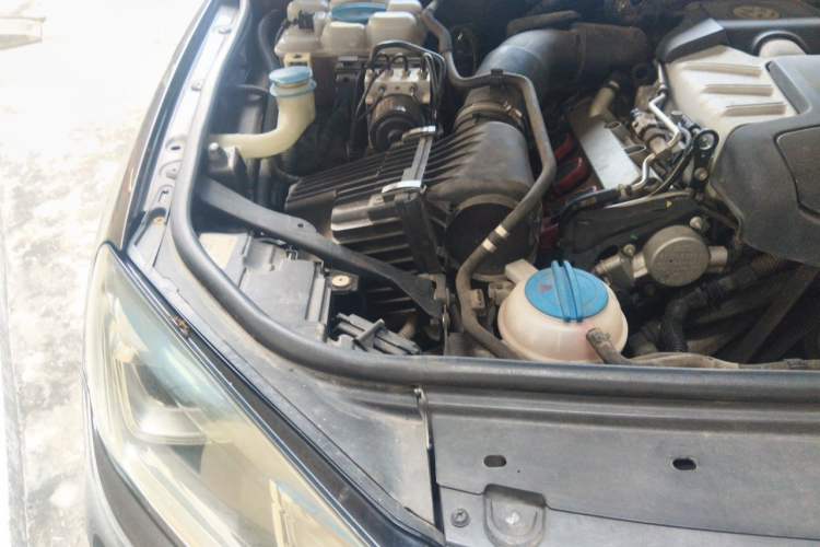 Used Volkswagen Touareg 2017 3.0 TSI Touareg Model Engine Bay Right
