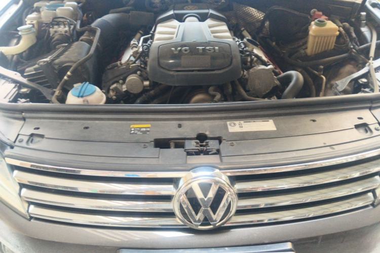 Used Volkswagen Touareg 2017 3.0 TSI Touareg Model Engine Bay