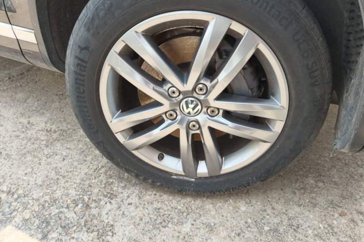 Used Volkswagen Touareg 2017 3.0 TSI Touareg Edition Right Front Wheel Hub