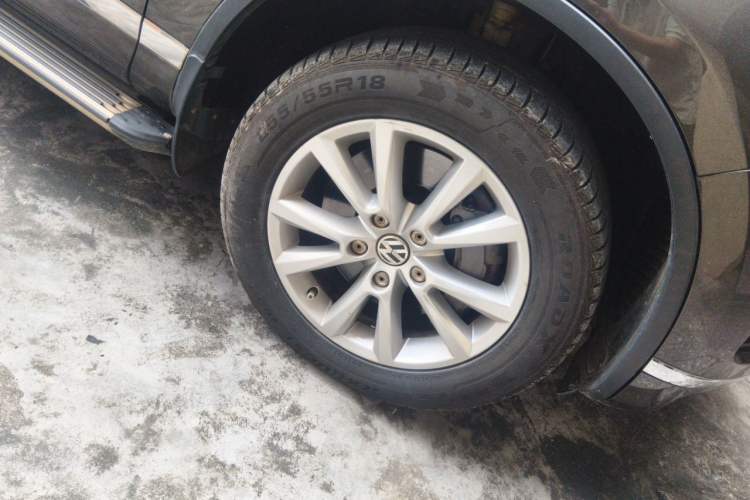 Used Volkswagen Touareg 2017 3.0 TSI Touareg Model Right Front Wheel Hub