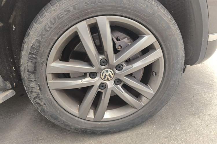Used Volkswagen Touareg 2017 3.0 TSI Touareg Edition Right Front Wheel Hub