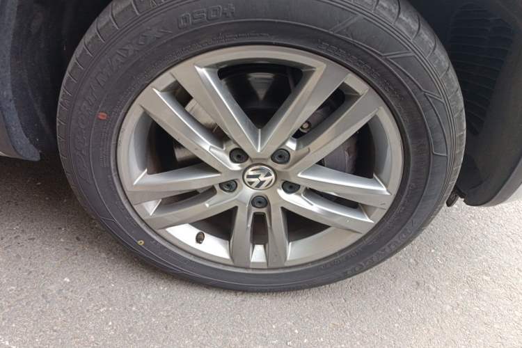 Used Volkswagen Touareg 2017 3.0 TSI Touareg Edition Right Front Wheel Hub
