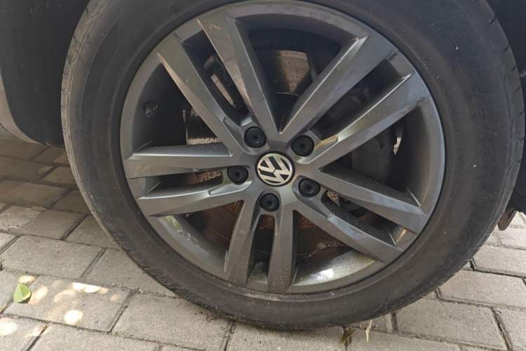 Used Volkswagen Touareg 2017 3.0 TSI Touareg Edition Right Front Wheel Hub