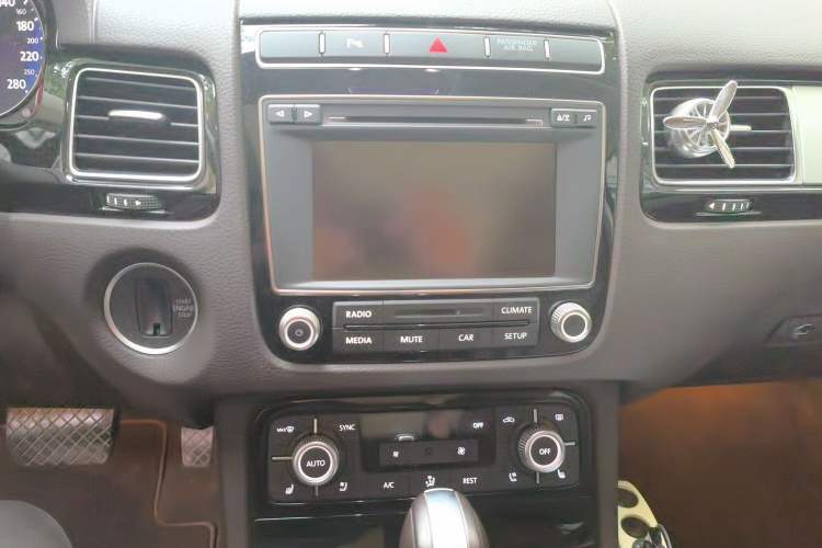 Used Volkswagen Touareg 2017 3.0 TSI Touareg Model Audio And AC Panel