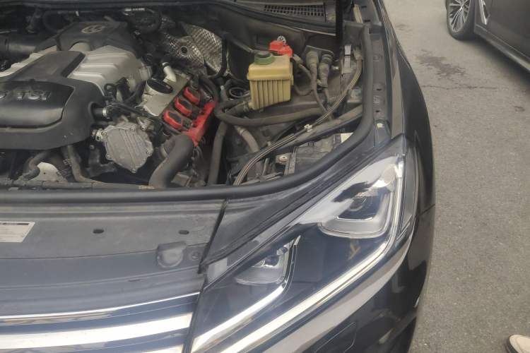 Used Volkswagen Touareg 2017 3.0 TSI Touareg Model Engine Bay Left