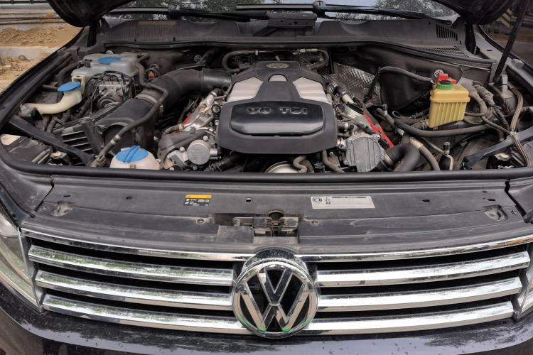Used Volkswagen Touareg 2017 3.0 TSI Touareg Model Engine Bay
