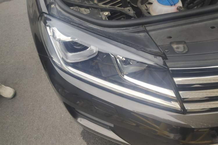 Used Volkswagen Touareg 2017 3.0 TSI Touareg Model Right Front Headlight