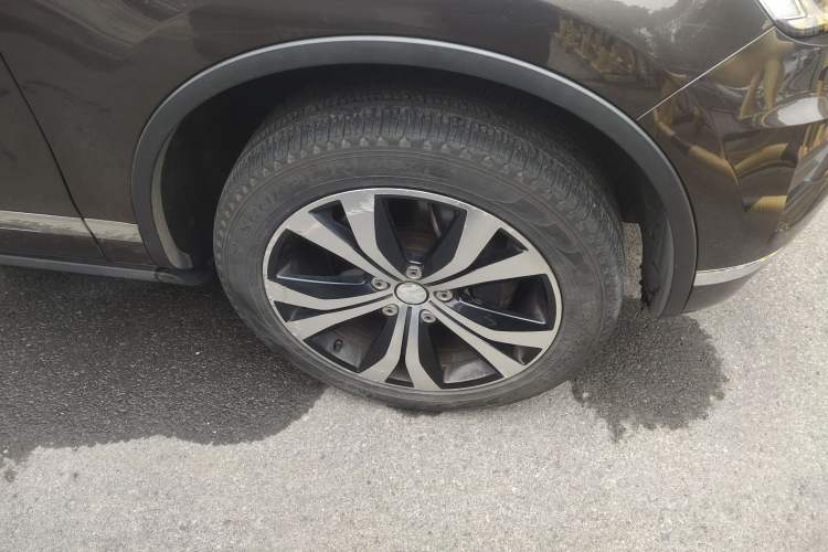 Used Volkswagen Touareg 2017 3.0 TSI Touareg Model Right Front Wheel Hub