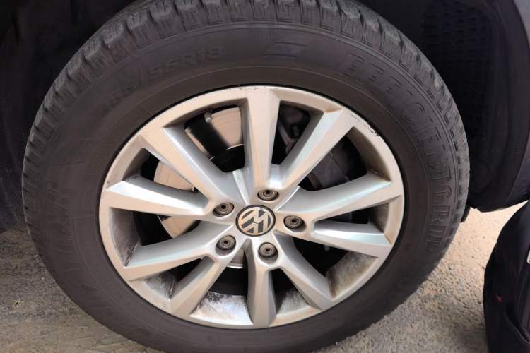 Used Volkswagen Touareg 2017 3.0 TSI Touareg Model Right Front Wheel Hub