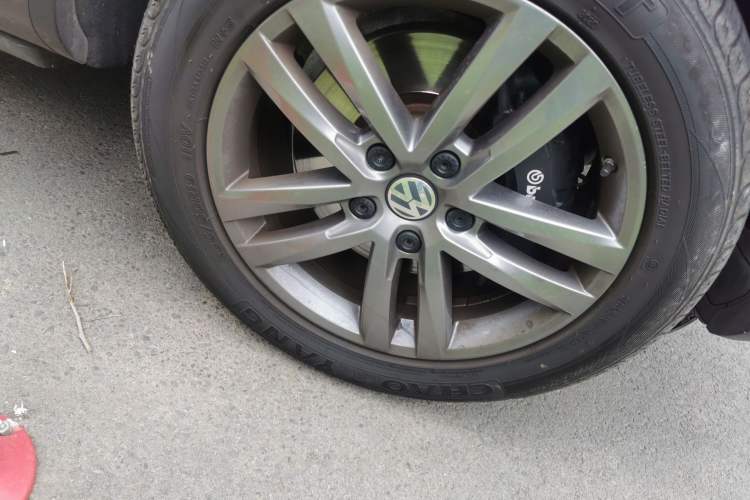 Used Volkswagen Touareg 2017 3.0 TSI Touareg Edition Right Front Wheel Hub
