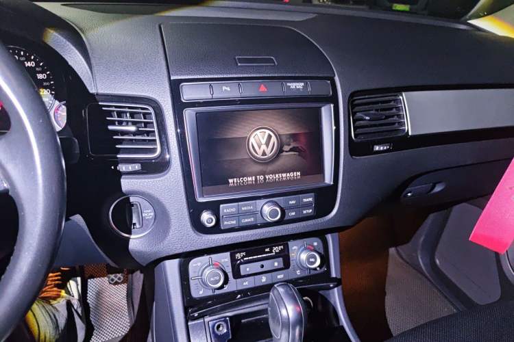 Used Volkswagen Touareg 2017 3.0 TSI Touareg Edition Audio And AC Panel