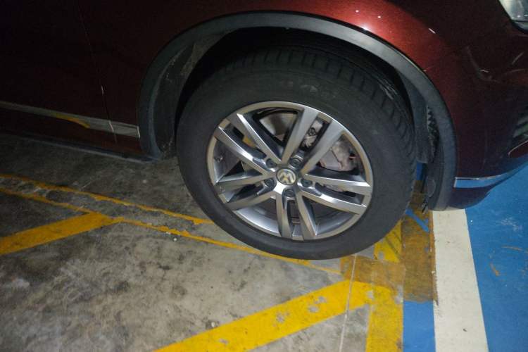 Used Volkswagen Touareg 2017 3.0 TSI Touareg Edition Right Front Wheel Hub