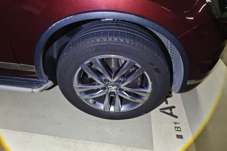 Used Volkswagen Touareg 2017 3.0 TSI Touareg Edition Right Front Wheel Hub
