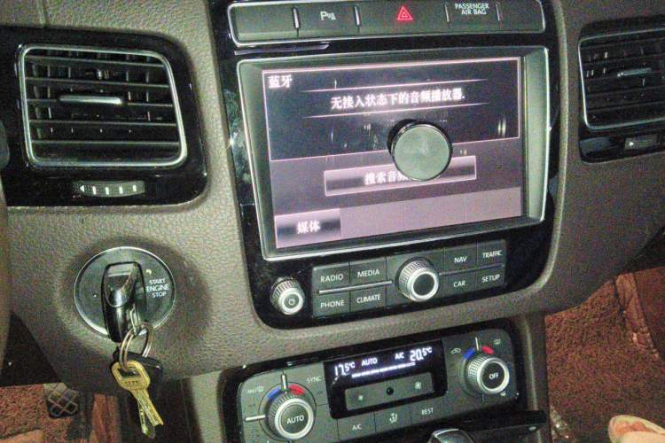 Used Volkswagen Touareg  Audio And AC Panel
