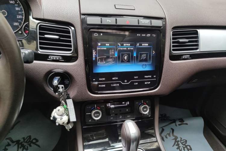 Used Volkswagen Touareg 2017 3.0 TSI Start Edition Audio And AC Panel