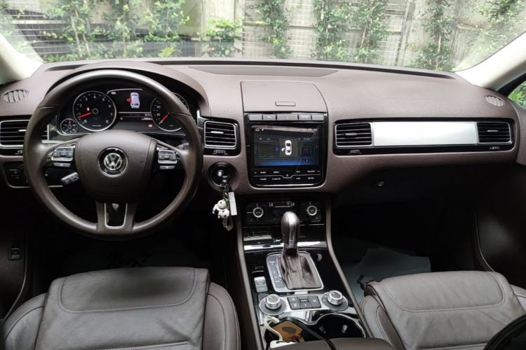 Used Volkswagen Touareg 2017 3.0 TSI Start Edition Center Console