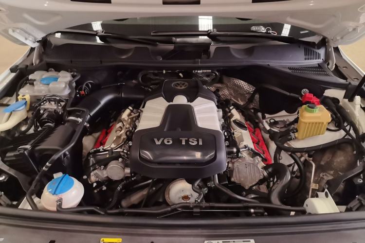 Used Volkswagen Touareg 2017 3.0 TSI Touareg Model Engine Bay