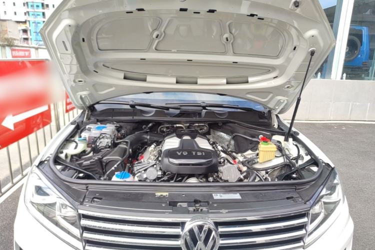 Used Volkswagen Touareg 2017 3.0 TSI Start Edition Engine Bay