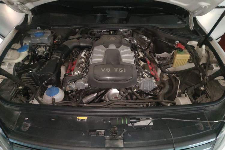 Used Volkswagen Touareg 2017 3.0 TSI Touareg Model Engine Bay