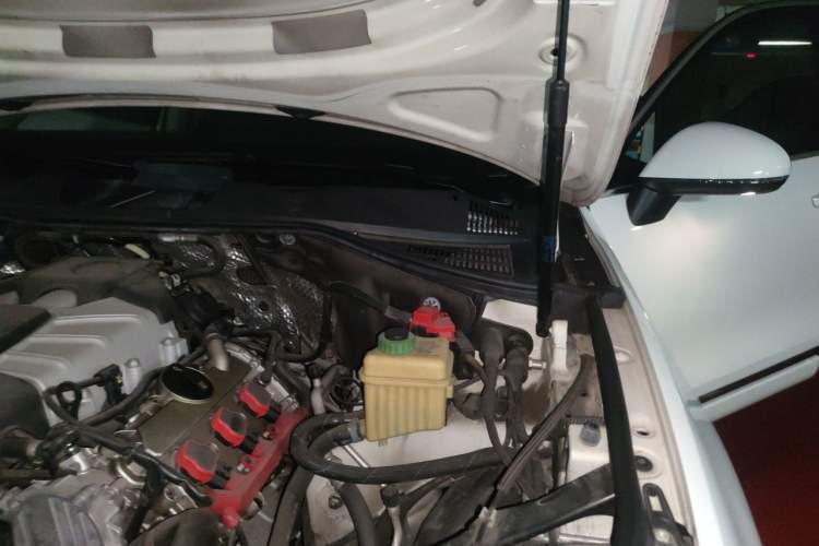 Used Volkswagen Touareg 2017 3.0 TSI Touareg Model Engine Bay Left