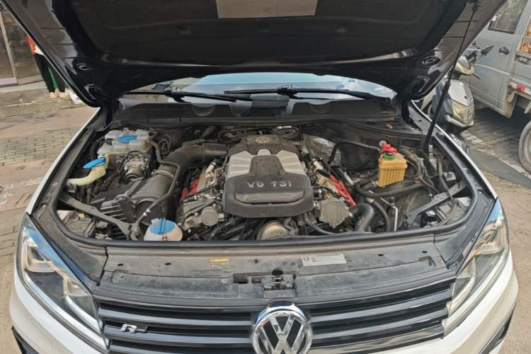 Used Volkswagen Touareg 2017 3.0 TSI Yuyue Model Engine Bay