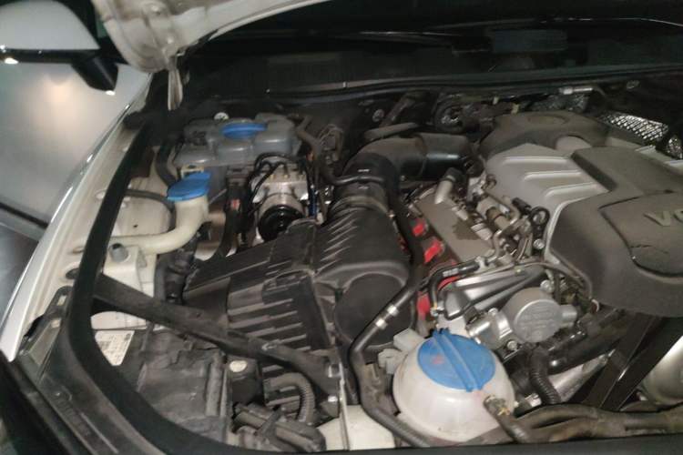 Used Volkswagen Touareg 2017 3.0 TSI Touareg Model Engine Bay Right