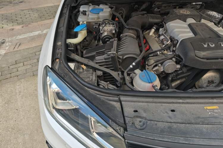 Used Volkswagen Touareg 2017 3.0 TSI Yuyue Model Engine Bay Right