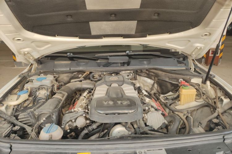 Used Volkswagen Touareg 2017 3.0 TSI Touareg Model Engine Bay